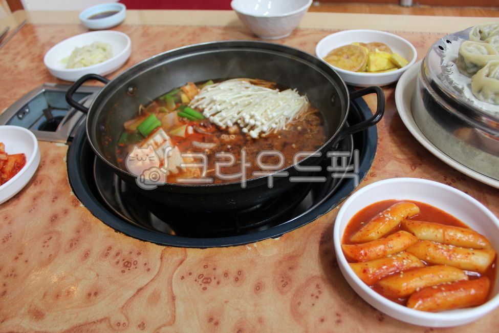 pepper,Korean table,onion,Bulgogi,dining table,bean sprouts,beef,green onion,vegetable,side dish,Styrofoam,Bulgogi hotpot,Korean food,host,meat dumplings,packaged food,cooking,Herbs,dumpling,Korean cuisine,Korean,dumpling food,Dumpling dish,food,Steamed d