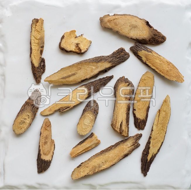 동양의학,한약재료,한약재,약재,뿌리,식물,뿌리식물,음식,배경,건강식품,감기,약,한약,감초,한방약,한방,건조식품,의학,아시아문화,한국문화,orientalmedicine,chinesemedicineingredients,herbalmedicine,medicine,root,plant,food,background,healthfood,cold,about,chinesemedicine,licorice,driedfood,asianculture,koreanculture,갈색,흰색,슬라이스