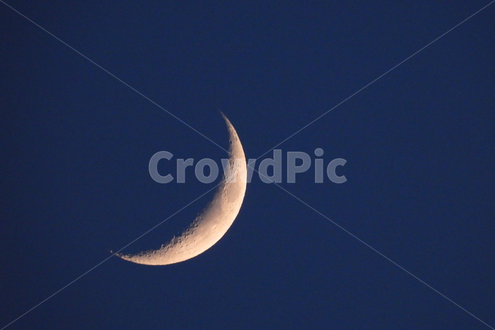 달,초승달,moon,여름밤,초저녁달,야경,밤,풍경,nightscape,night,landscape,outdoors,옥외,astronomy,천문학,outer space,대기권 밖,universe,우주,nature,자연
