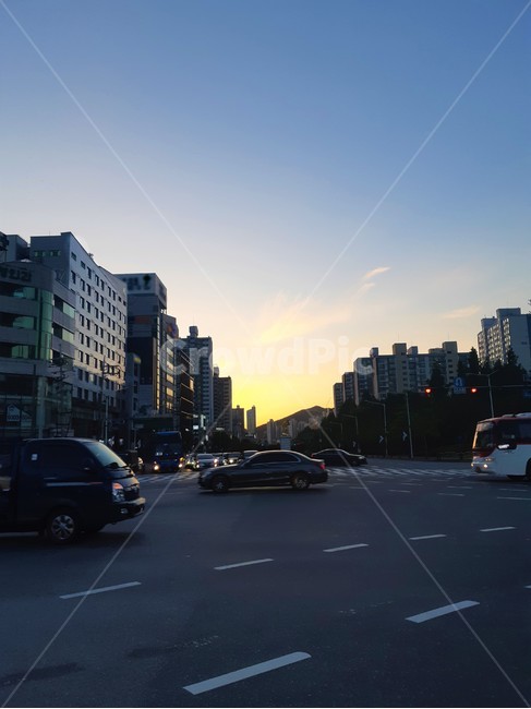 노을,차,car,koreanstreet,koreanroad,sunset,도로위,도로,차선,건물,저녁,퇴근길,교통