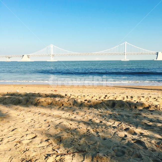 자연,풍경,바다,광안대교,그늘,해변,바다,beach,sea,랜드마크,landmark,tourist attraction,한국랜드마크,한국관광지,한국명소,korea landmark,korea tourist attraction