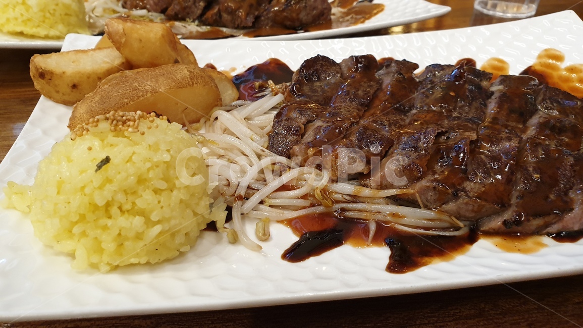 밥,감자튀김,스테이크,일식,숙주나물,소고기,등심,부채살,소스,식사,음식,food