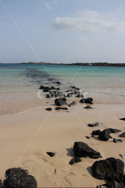	바다,하늘,구름,파란하늘,수평선,파란바다,풍경,시원,sea,sky,cloud,horizon,landscape,bluesky,cool,coolweather,Udo,우도,겨울바다,winter,징검다리,현무암,rocks,에메랄드빛,모래,beach,바위,자연,풍경,nature,landscape,한국자연풍경,한국자연경관,korea nature landscape,해변,바다,beach,sea,제주도,jeju,jeju island,water,물,shoreline,해안선,outdoors,옥외,ocean,대양,land,땅,coast,연안,바닷가