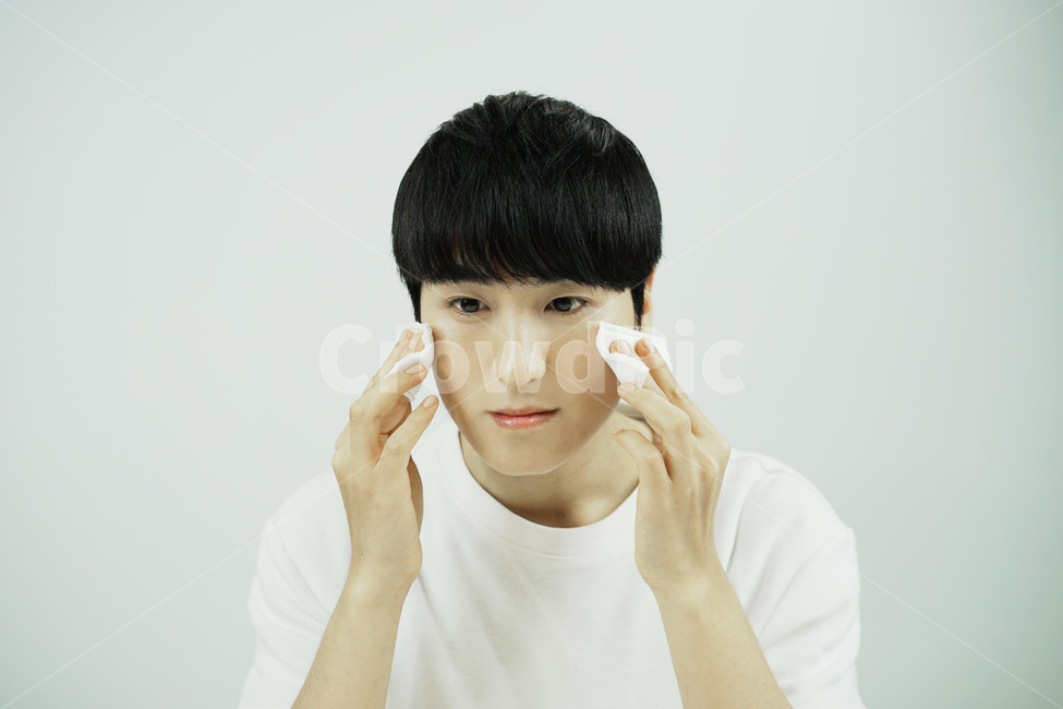 남자,뷰티,스킨케어,피부관리,화장품,로션,beauty,skincare,cosmetic,남성,lotion,그루밍족,사람,인물,인간,human,person,남성,남자,man,male,뷰티,미용,beauty treatment