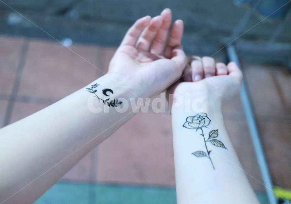skin,피부,hand,손,wrist,손목,문신,타투,tatto,헤나,태국,청춘,사람,인물,팔,몸,body