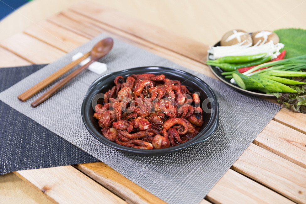 주꾸미,요리,다이어트,매운음식,식기류,건강식,조리법,그릇,테이블,식사,맛있다,먹다,별미,낙지,문어,맵다,짜다,준비,숟가락,식탁,붉다,해산물,바다요리,재료,배고프다,무침,볶음,식당,볶다,젓가락,매콤하다,양념,밥도둑,쌀,밥,야채,음식,식재료,요리,food,cook,meal,dishes,food reserves,한식,한국음식,한국요리,korean food,korean dishes,korean meal,korean cook
