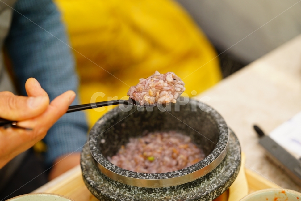 밥,돌솥밥,한식,한국,식사,음식,돌솥,한국음식,전통,쌀,곡물,곡식,우리것,푸드,점심,먹방,먹거리,솥,음식,식재료,요리,food,cook,meal,dishes,food reserves,곡류,곡식,cereals,한식,한국음식,한국요리,korean food,korean dishes,korean meal,korean cook
