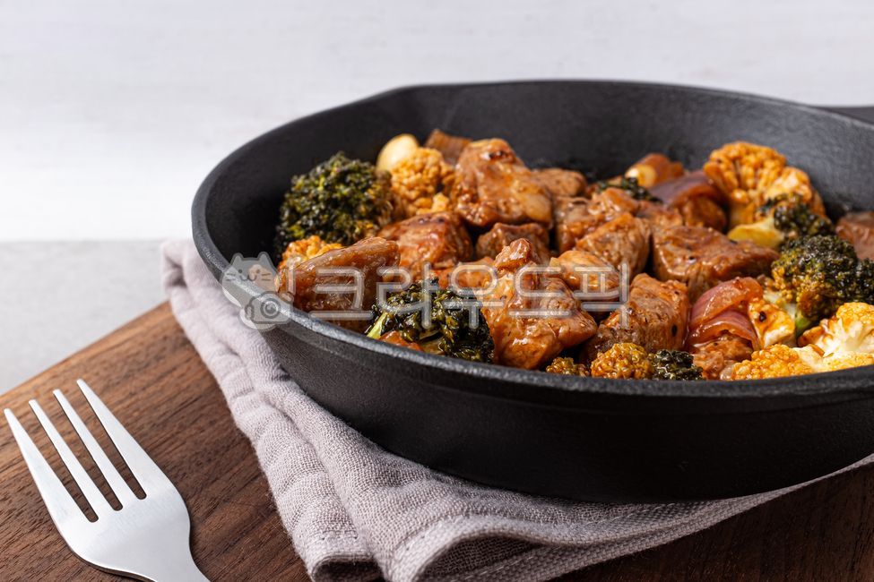 폭찹스테이크,폭찹,찹스테이크,스테이크,돼지고기,고기,야채,채소,양념,소스,바비큐,음식,식사,식품,식료품,재료,식재료,음식재료,클로즈업,달콤한