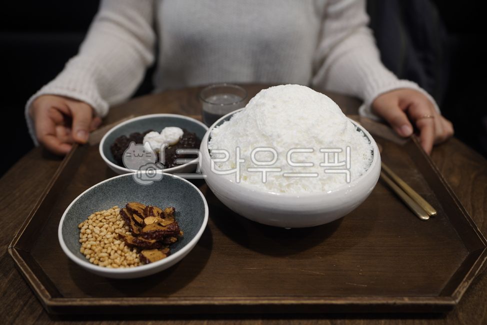 shaved ice,snowflake shaved ice,nuts,jujube,ice,dessert,dessert,bowl,food,food,red bean