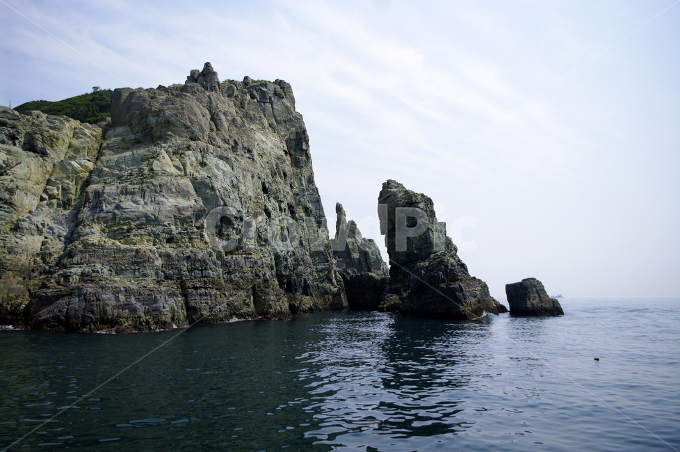 암석,바위,하늘,구름,섬,바다,자연,풍경,nature,landscape,land,땅,outdoors,옥외,shoreline,해안선,water,물,sea,ocean,대양