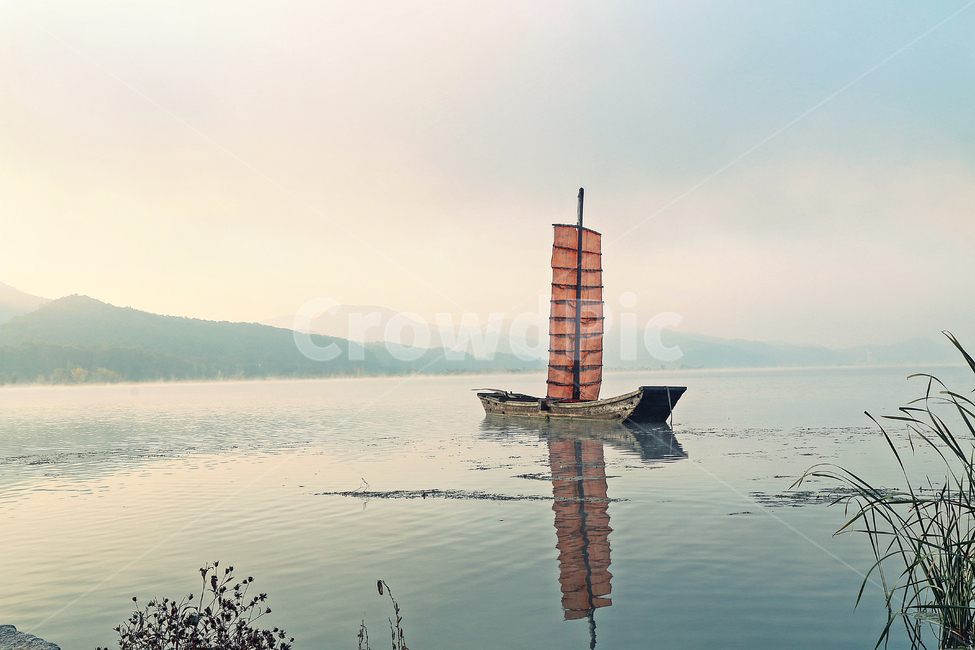 양평,두물머리,강,배,나룻배,산,구름,안개,river,boat,자연,풍경,nature,landscape,한국자연풍경,한국자연경관,korea nature landscape,한국전통,한국문화,korean traditional,korean culture,교통,교통수단,traffic,transportation,watercraft,선박,vehicle,차량