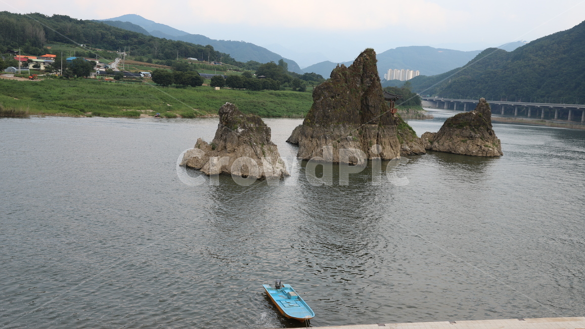 단양,도담삼봉,단양관광지,여름,단양팔경,풍경,nature,자연,outdoors,옥외,land,shoreline,water,물,해안선,ocean,대양,sea,바다,coast,연안,조각배,나룻배,자연,풍경,nature,landscape
