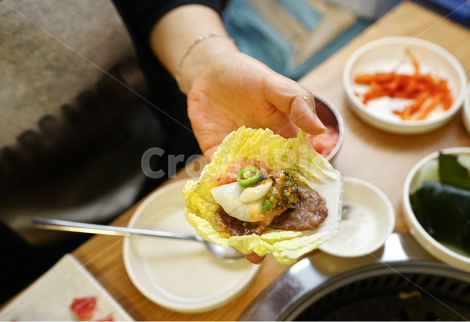 음식,야채,쌈,고기,삼겹살,식사,안주,채소,푸드,육식,소주안주,육류,한식,사람,인물,인간,human,person,신체일부,몸,body,음식,식재료,요리,food,cook,meal,dishes,food reserves,육류,고기,meat