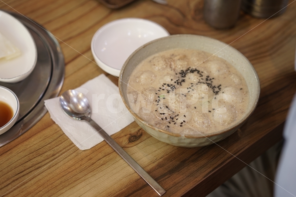 옹심이,국물요리,국물,건강식,음식,먹방,먹거리,맛집,들깨,고소,개운,식사,푸드,숟가락,깨,음식,식재료,요리,food,cook,meal,dishes,food reserves,한식,한국음식,한국요리,korean food,korean dishes,korean meal,korean cook