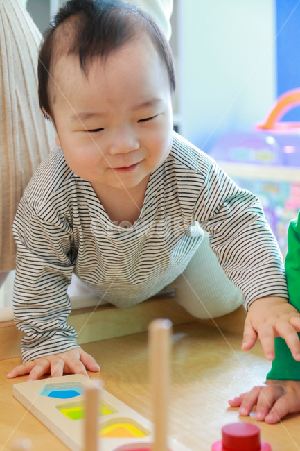 아기,육아,도형놀이,도형,장난감,완구,성장,두뇌발달,발달,아이,어린이,유아,인지,인지놀이,원목,막대,세모,네모,동그라미,블럭,나무블럭,작은,손,고사리손,신체,재미,퍼즐,베이비카페,돌아기,유아용품,원목교구,색상,컬러,창의력,교육,남자아이,남자아기,귀여운,사랑스런,장난꾸러기,개구장이,가족,인물,모델,얼굴,표정,호기심,게임,놀이,도형블럭,사람,인물,인간,human,person,영유아,아기,애기,아이,infants,baby