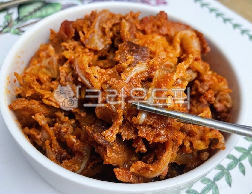 제육볶음,오돌뼈,볶음요리,돼지고기,돼지,고기,육류,식재료,양념,매운음식,매운요리,매콤한,한식,안주,먹방,한국음식,젓가락,한국요리,식사,요리,음식,술안주,dish,food,meal,pork,cook,meat,koreanfood