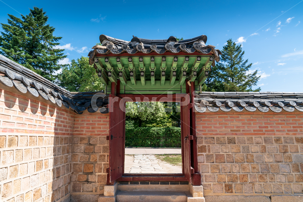 전통,경복궁,고궁,대한민국,서울,한옥,경치,야외,하늘,파란,구름,흰색,처마,곡선,지붕,기와,목조,목재,목조건물,문화재,조선시대,왕,화려한,색깔,건축,한적한,조용한,역사,한국전통,한국문화,korean traditional,korean culture,건축물,건물외관,exterior,building,structure,architecture,construction