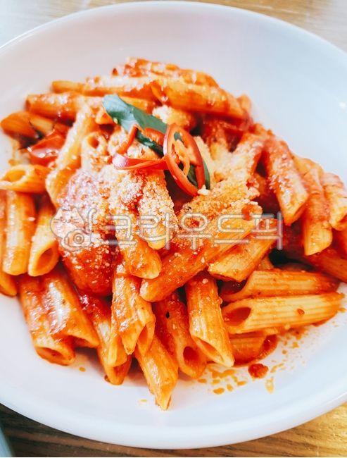 short pasta,plating,tomato sauce,penne,cuisine,italian,dishes,food,cheese,meal,tomato pasta,pasta,cooking,western food