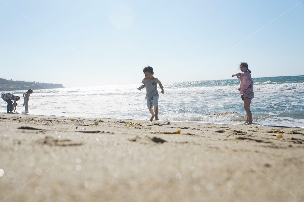 가족,해변,바다,아이,비치,한국사람,해외,감성,연출,휴식,모래사장,California,UnitedStates,Sea,Beach,Family,Landscape,Korean,Asian,여름,계절,summer,season,자연,풍경,nature,landscape,해변,바다,beach,sea,사람,인물,인간,human,person,가족,패밀리,family,어린이,어린아이,child,children,kid,감정표현,기분,feeling,emotion,여행,휴가,traveling,vacation,trip,shorts,반바지,ocean,대양,water,물,outdoors,옥외,shoreline,해안선