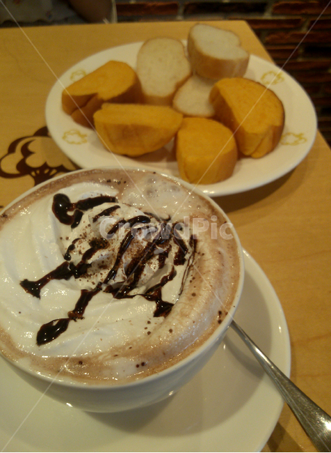 카페,커피,핫초코,초코렛,hotchocolate,초코,초코시럽,빵,바게뜨,머그컵,흰컵,거품,휘핑크림,휘핑,음료