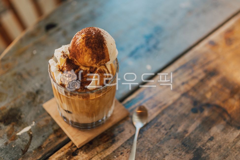 카페,커피,음료,아포가토,나무테이블,가구,wood,chair,의자,목재,furniture,cream,food,음식,dessert,디저트,creme,크림