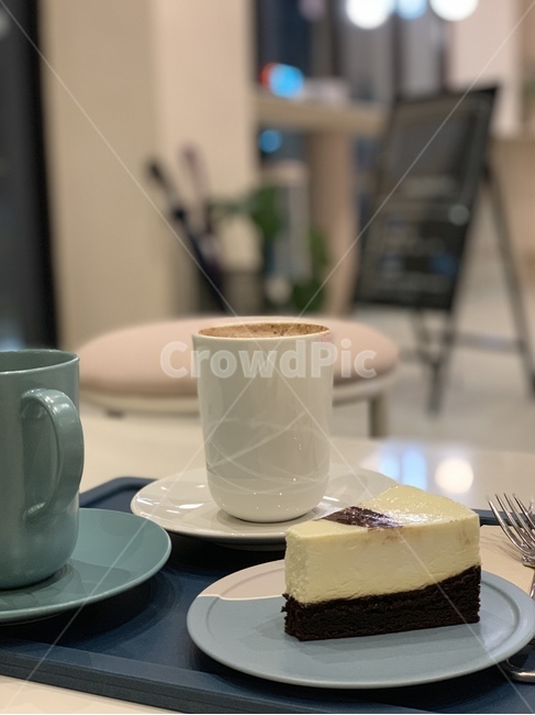 머그잔,케이크,조각,카페,디저트,포크,접시,커피,핫초코,음료,음료수,달달한