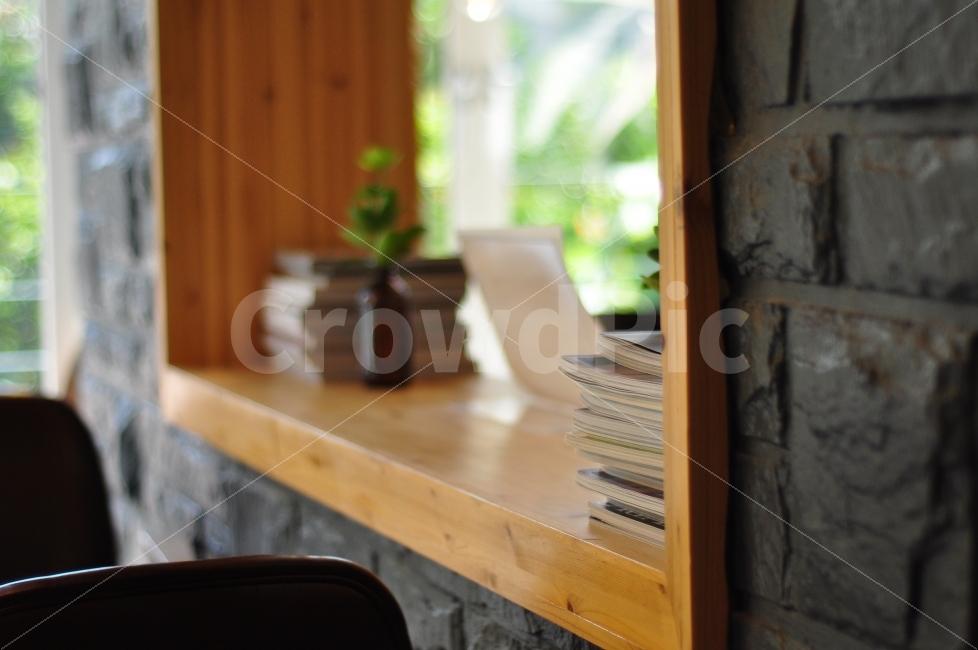 카페,인테리어,벽돌,의자,나무,책,물병,벽,창틀,cafe,interior,bricks,chairs,wooden,books,waterbottle,bottles,wall,windowsill,windowframes,인테리어,실내디자인,interior design