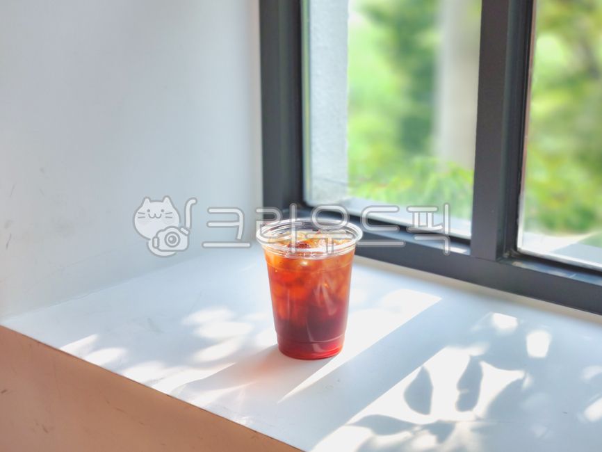 커피,아메리카노,빛,햇살,아이스아메리카노,아이스,시원한,차가운,물,water,americano,icedamericano,테이크아웃,아이스커피,블랙커피,컵,일회용컵,카페,cafe,coffee,iced,icdecoffe,시원한음료,창문,아이스블랙커피