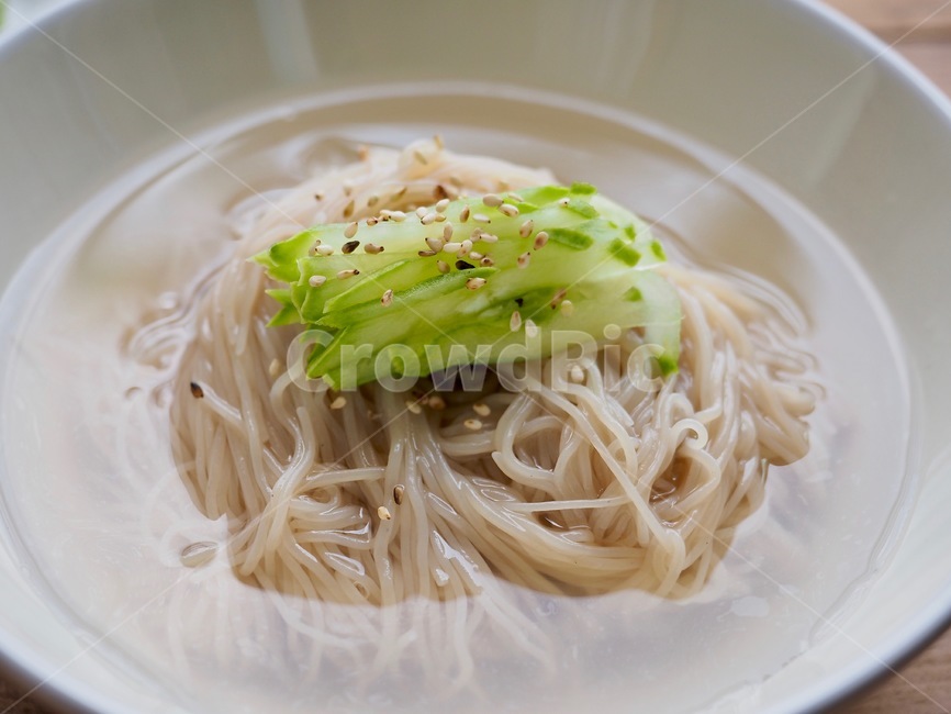 냉면,물냉면,여름음식,시원한음식,국수,누들,오이,한국음식,식품,한식,한국문화,음식,한국,배경,음식문화,웰빙,문화,아시아,아시아음식,접시,전통,젓가락,음식,식재료,요리,food,cook,meal,dishes,food reserves,면류,면요리,noodles,한식,한국음식,한국요리,korean food,korean dishes,korean meal,korean cook