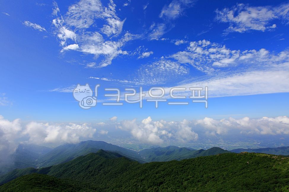 파란하늘,하늘,구름,흰구름,배경,바탕화면,맑음,여백,경치,감성,하얀구름,뭉게구름,하늘색,높은,구름배경,파란,하얀,흰색,자연,푸른하늘,sky,nature,blue,bluesky,옥외,outdoors,cloud,white,scenery,view,낮,좋은날씨,맑은,하늘빛하늘,summer,여름,8월,weather,날씨,village,azuresky,green,녹색,산,mountain,고산
