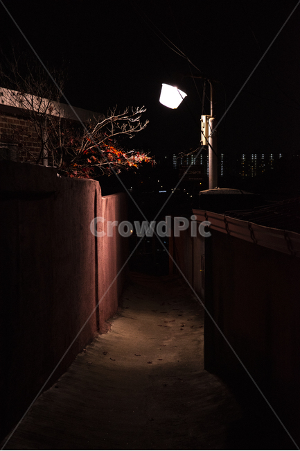 streetlamp,street lamp,road,night,dark,alley,alleyway,lighting