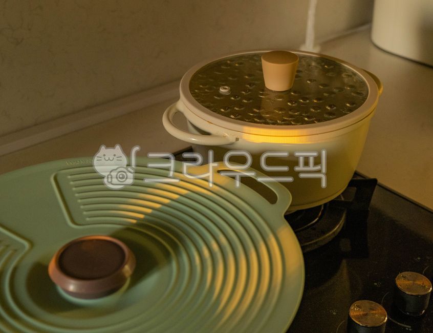 pot,pot lid,pot cover,cover,kitchen,detergent,gas range,gas,sunset,afternoon,evening,home