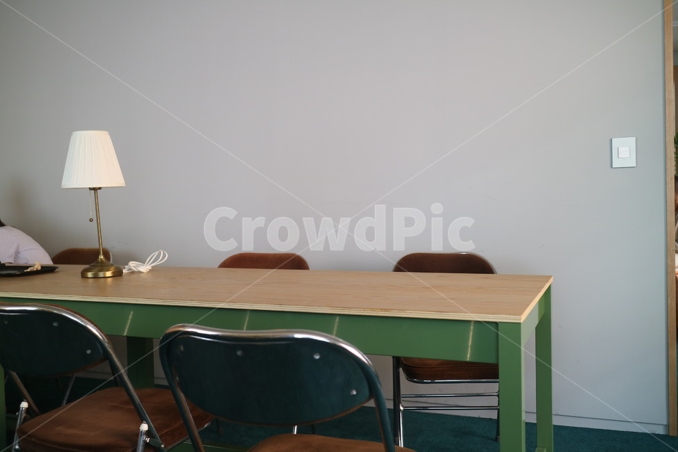 카페,인테리어,테이블,책상,감성사진,초록색,조명,녹색테이블,식탁,분위기,감성,의자,가구,실내,실내디자인,모던,interior,interiordesign,table,chair,실