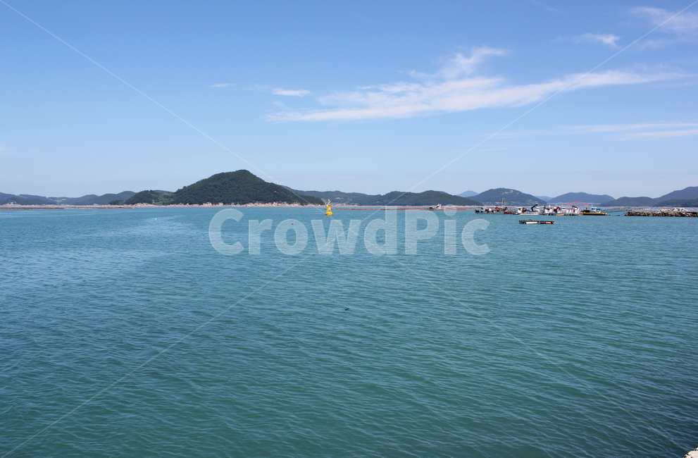 beach,blue,cloud,coast,coastline,day,far,island,mountain,nature,ocean,sea,sky,water,wave,하늘,구름,파랑,블루,먼산,산,섬,바다,물결,푸른바다,풍경,자연,파란색,양식,양식장,어업,어촌,바닷물,에메랄드빛