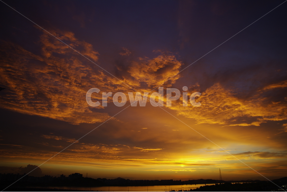 노을,하늘,구름,실루엣,바다,자연,풍경,nature,landscape,outdoors,옥외,dawn,새벽,red sky,붉은 하늘,sunset,일몰,sky,dusk,황혼,sunlight,햇빛