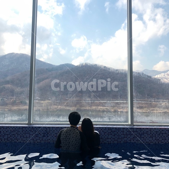 커플뒷모습,커플수영,호수배경,수영장,물놀이,사람,인물,인간,human,person,연인,커플,사랑,lover,couple,여행,휴가,traveling,vacation,trip