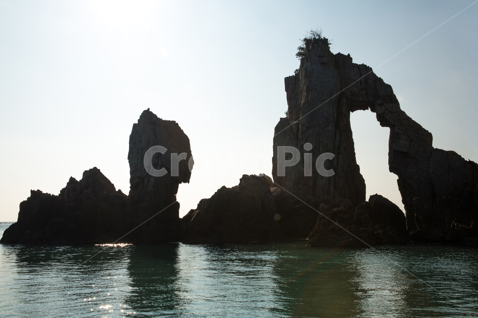 자연,풍경,경치,암벽,괴석,화강암,섬,활개바위,하늘,물결,반영,대양,ocean,sea,바다,water,물,outdoors,옥외,nature,shoreline,해안선,낭떠러지,cliff,실루엣