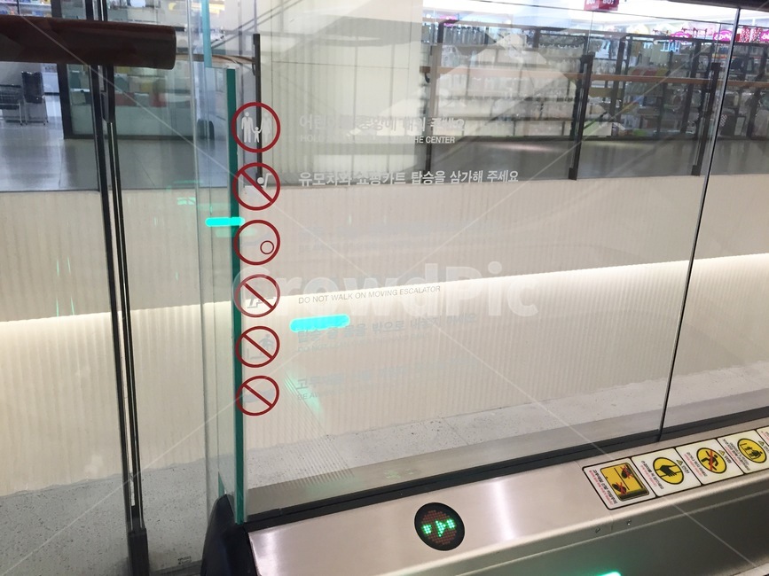 sign,표지판,에스컬레이터,안내문구,경고문,유리,escalator