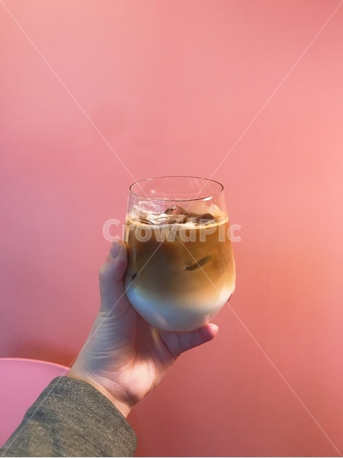 아이스카페라떼,카페라떼,아이스커피,커피,데이트,실내데이트,핑크,카페,icecoffee,음료,커피,카페,coffee,cafe