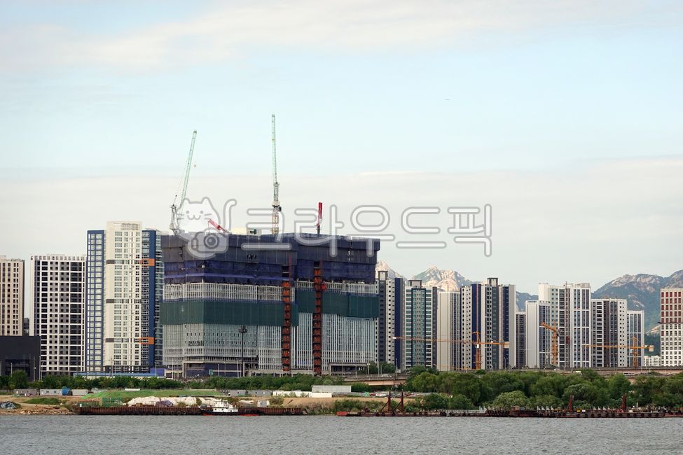 towercrane,Korean cityscape,screen,construct,building,construction crane,complex,constructioncrane,only,sight,cityscape,urbanlandscape,high rise building,sky,crane,framing,large,construction site,apartmentcomplex,noaccident,constructionsite,No accident,hi