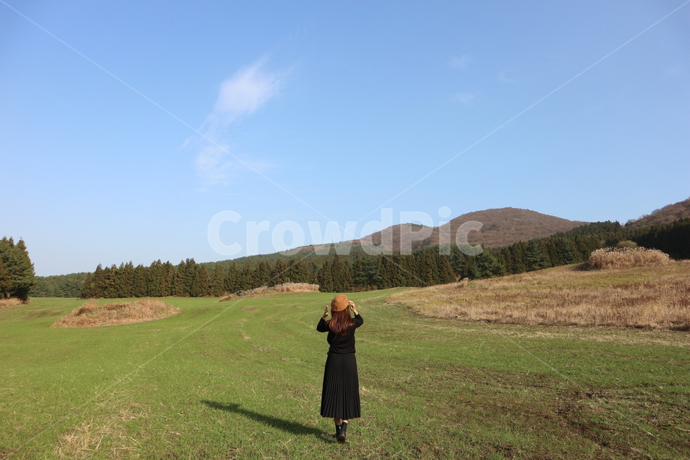 제주도,제주,오름,궷물오름,여자,뒷모습,산,들판,광야,베레모,자연,풍경,nature,landscape,사람,인물,인간,human,person,여성,여자,woman,female,lady,여행,휴가,traveling,vacation,trip,outdoors,옥외,grassland,목초지,field,들