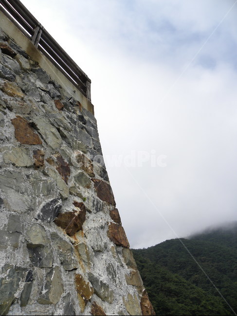성벽,담,벽,돌담,산,하늘,rampart,wall,fence,astonewall,건축물,건물외관,exterior,building,structure,architecture,construction