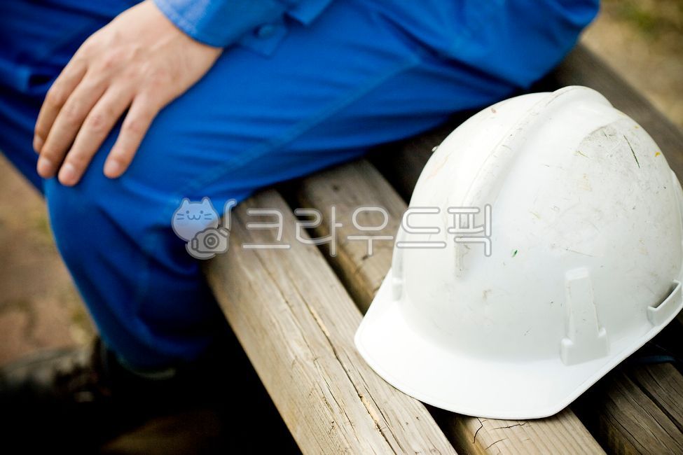 helmet,헬멧,안전모,person,사람,노동,노동자,일,3D,안전모필수,고된노동,현장직,막노동,아버지,고령취업자,노령인구,노후,뒷모습,안전사고,안전사고예방,사고예방