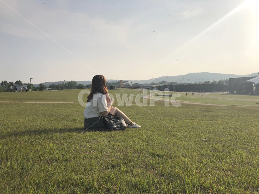 초원,잔디밭,뒷모습,햇살,고민,생각,휴식,기다림,햇빛,감성사진
