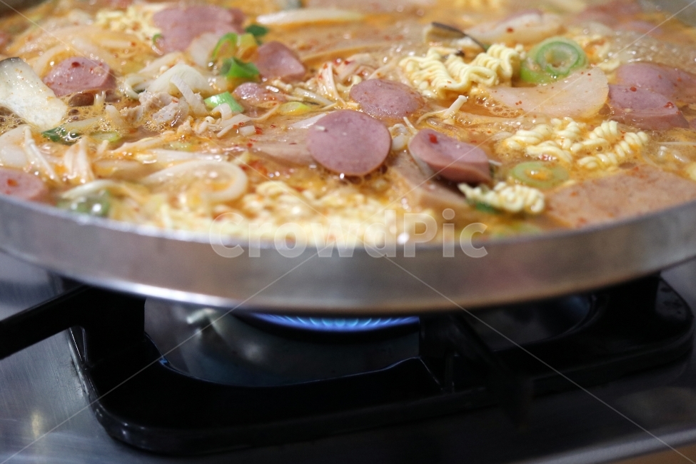 부대찌개,음식,라면사리,햄,식당,음식점,저녁식사,저녁,메뉴,보글보글,찌개,맛있는,음식,식재료,요리,food,cook,meal,dishes,food reserves,한식,한국음식,한국요리,korean food,korean dishes,korean meal,korean cook