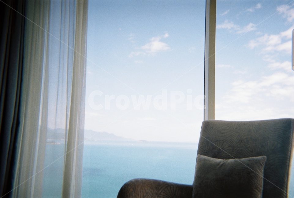 오션뷰,커튼,쇼파,하늘,구름,oceanview,휴양,인테리어,호텔