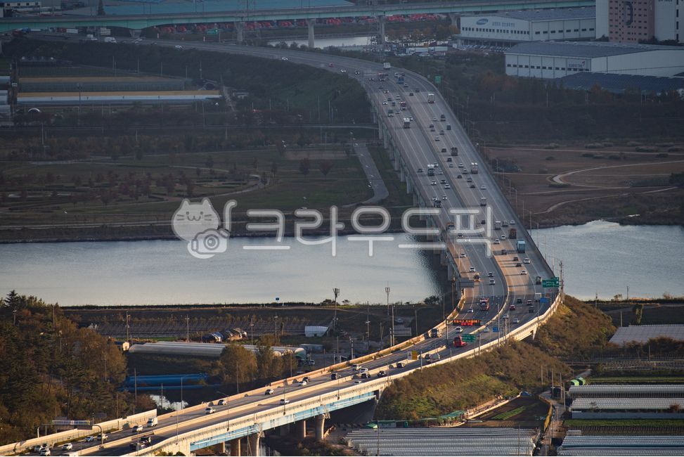 river,river water,Nakdong River,road,highway,path,bridge,bridge pier,car,traffic,traffic,factory,ecological park,park,view,vinyl house,riverside,light,morning,sunrise