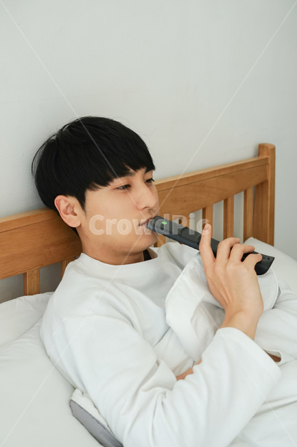 침대,방,실내,침실,리모컨,티비,시청,남성,남자,휴식,휴일,이불,집돌이,집콕,방구석,일상,따분한,지루한,심심한,사람,인물,인간,human,person,남성,남자,man,male,휴식,힐링,rest,relaxation,healing