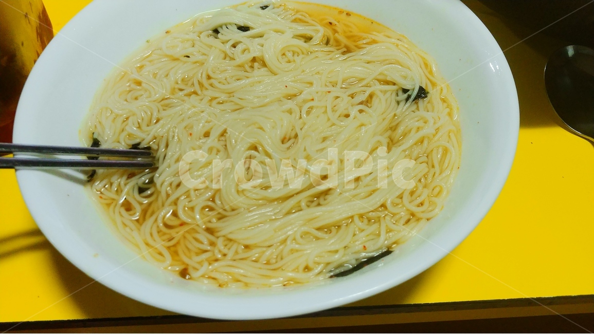 음식,국수,젓가락,그릇,접시,책상,food,음식,식재료,요리,food,cook,meal,dishes,food reserves,면류,면요리,noodles