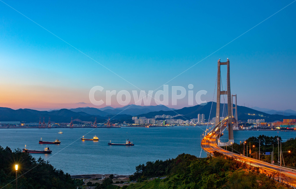 이순신대교,석양,바다,다리,야경,일몰,하늘,대교,야경,밤,풍경,nightscape,night,landscape,도시,city,한국도시풍경,한국도시경관,korea cityscape,교통,교통수단,traffic,transportation,water,물,watercraft,선박,vessel,용기,vehicle,차량